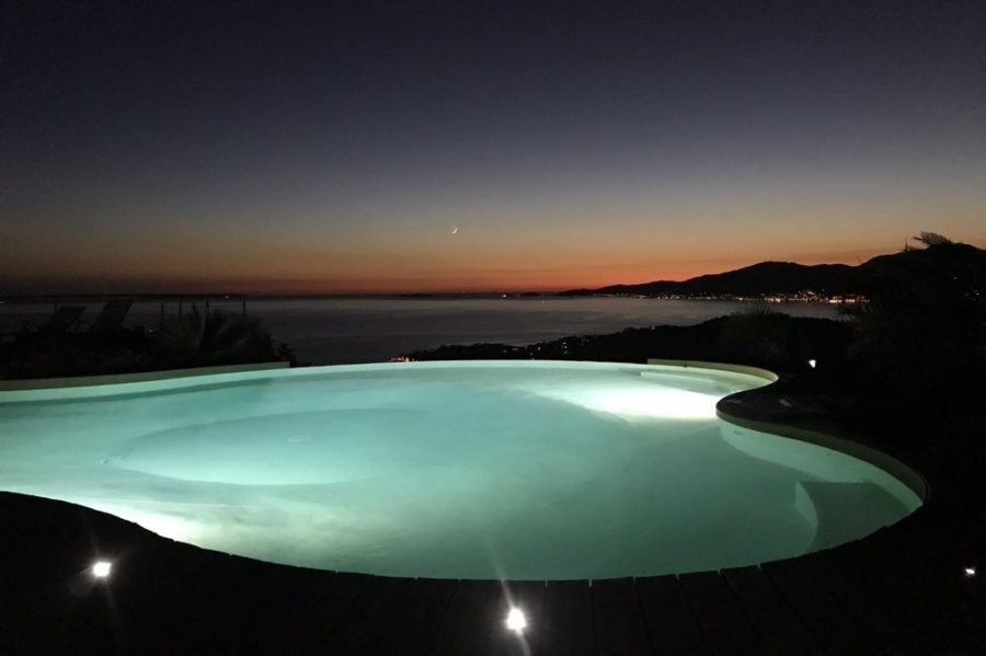 Piscine éclairée au clair de lune