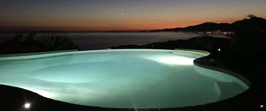 Piscine éclairée au clair de lune