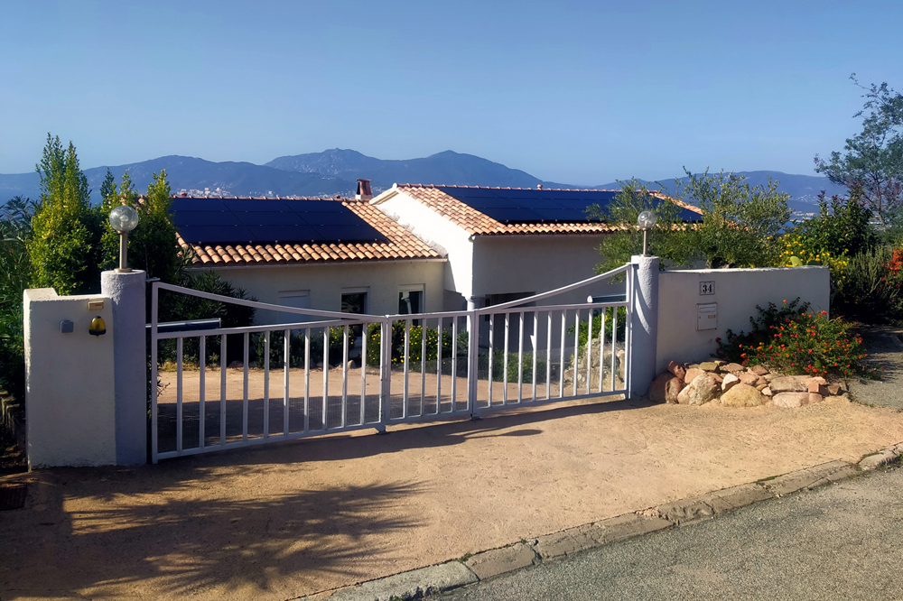 Entrée avec portail électrique, ensemble du terrain de 1500m² clôturé, panneaux solaires pour une démarche écoresponsable