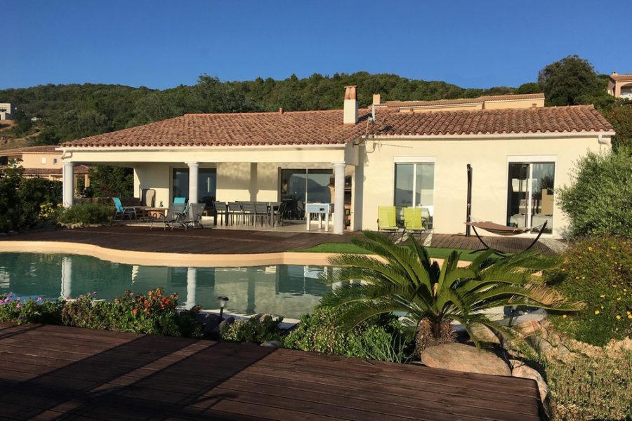 Villa de plain-pied ouverte sur la piscine