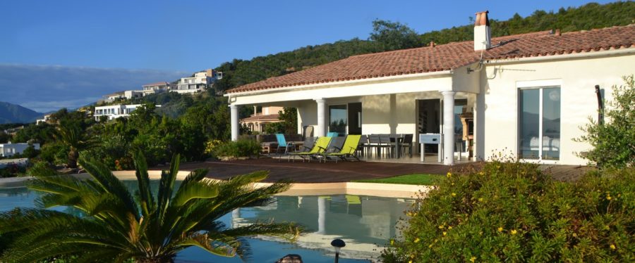 Villa avec piscine, terrasse et jardin arboré
