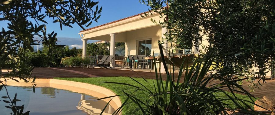 Villa avec piscine, terrasse et jardin arboré