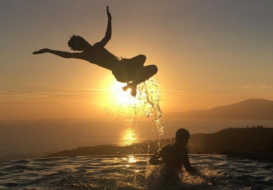 Jeux de piscine au coucher du soleil